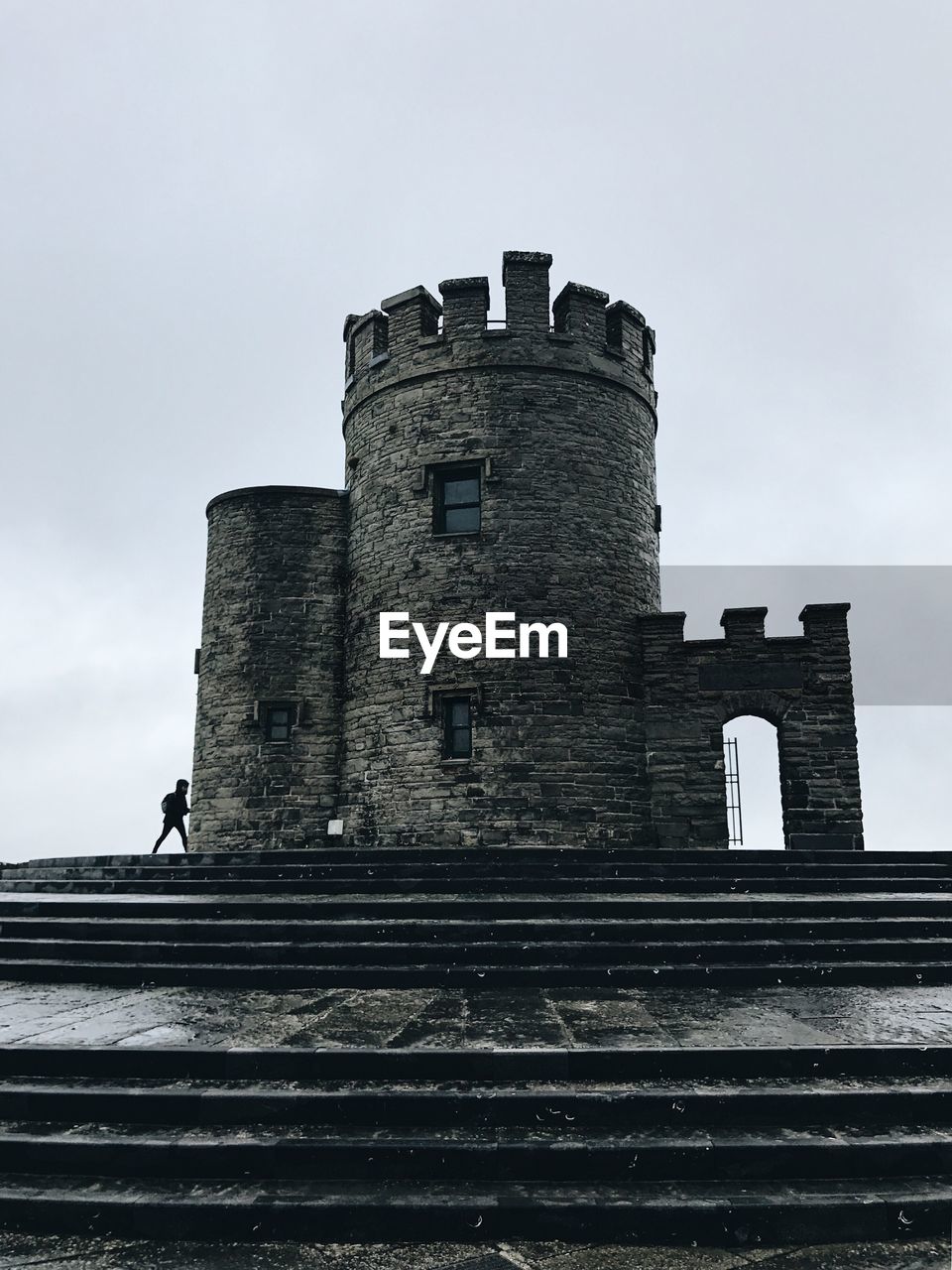 LOW ANGLE VIEW OF BUILT STRUCTURE AGAINST SKY