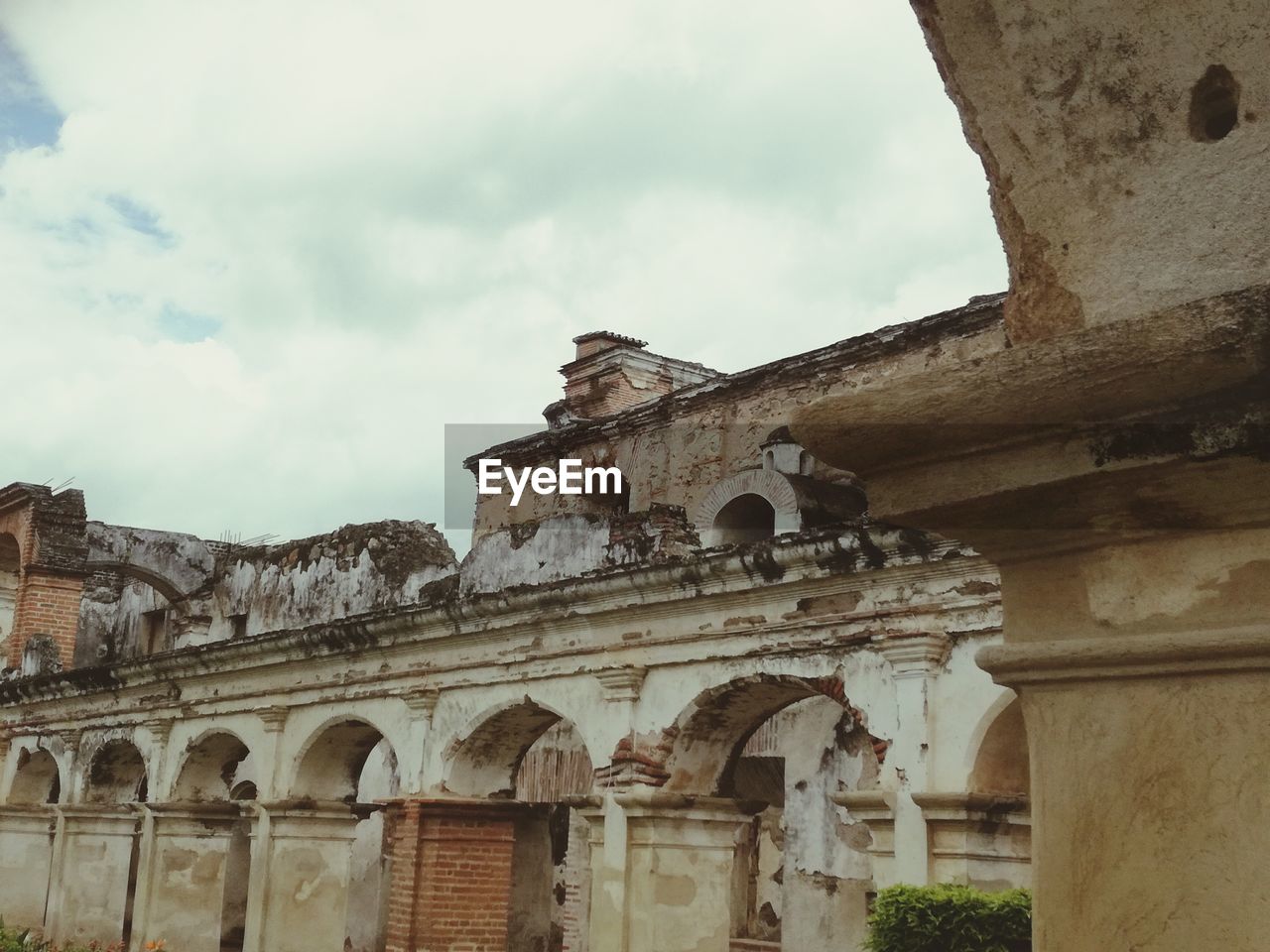 LOW ANGLE VIEW OF OLD RUINS