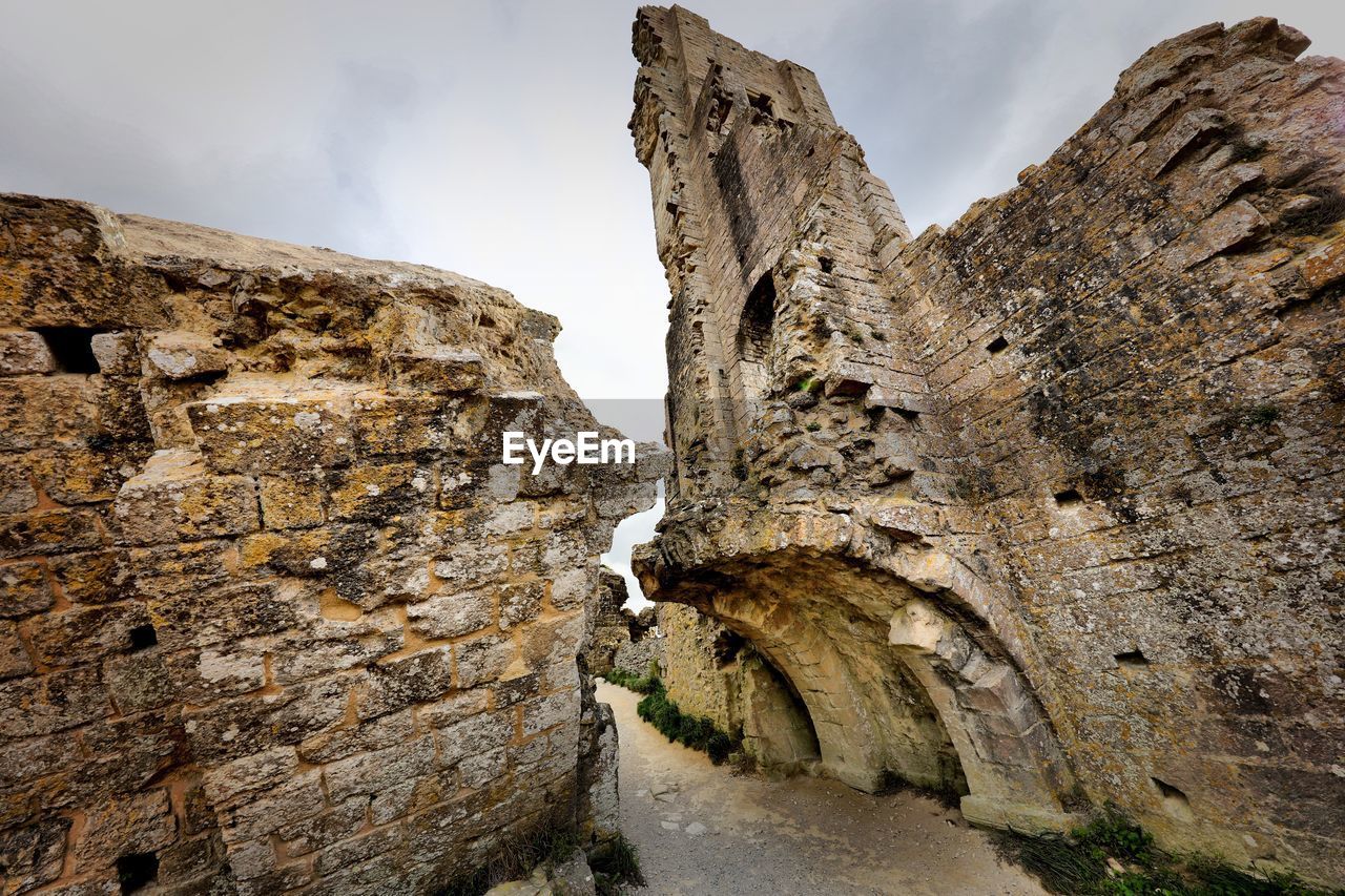 LOW ANGLE VIEW OF ROCKS AGAINST SKY