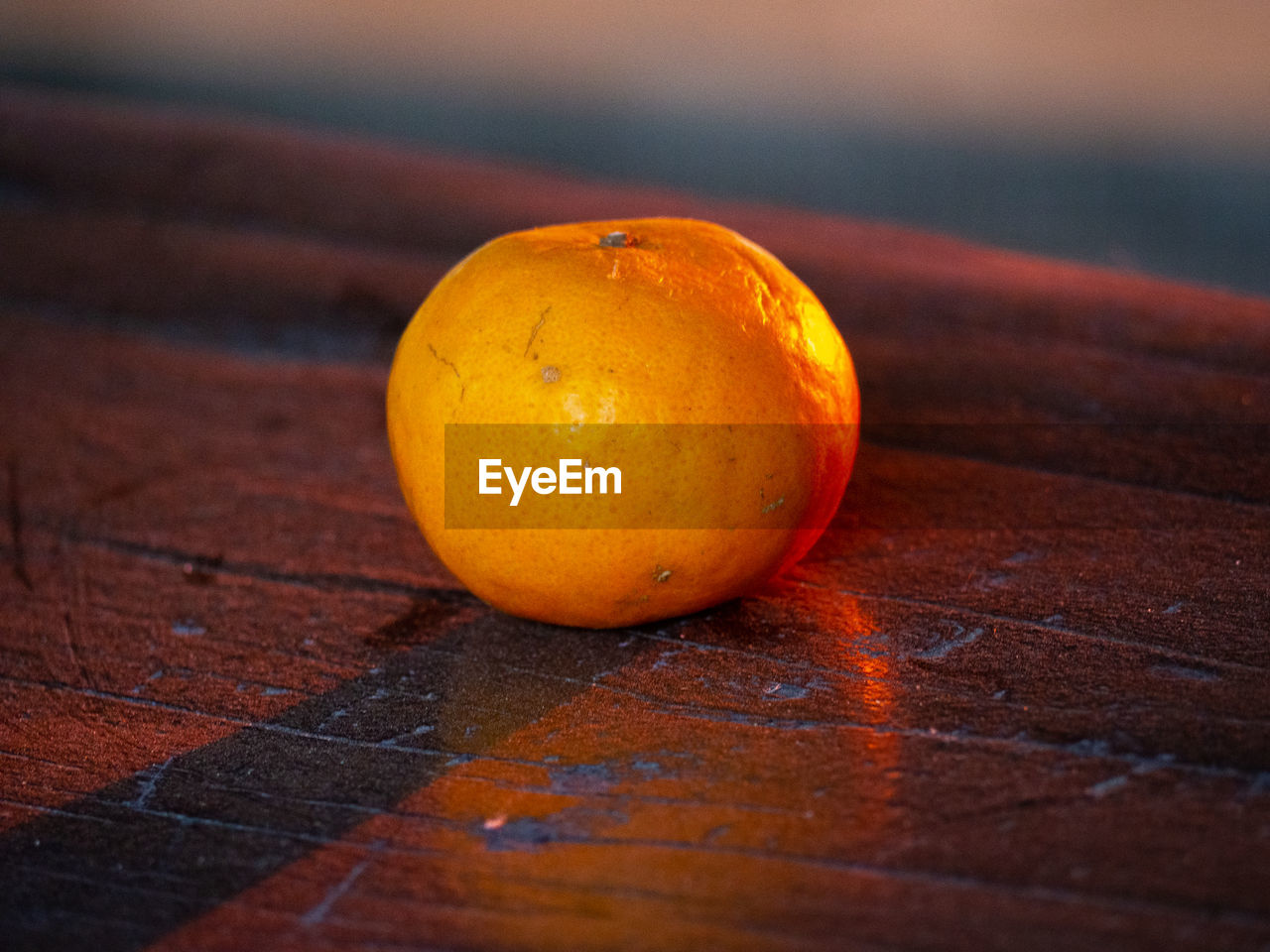 CLOSE-UP OF APPLE ON TABLE