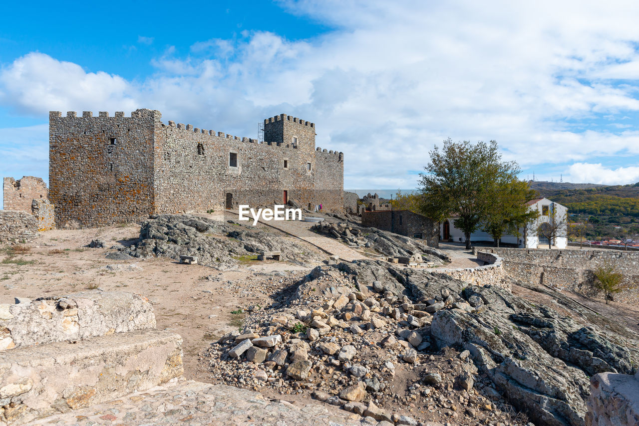 OLD RUINS OF BUILDING