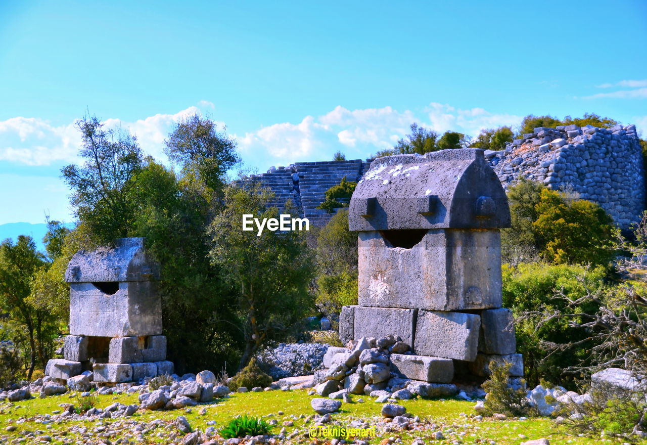 BUILT STRUCTURE IN CEMETERY