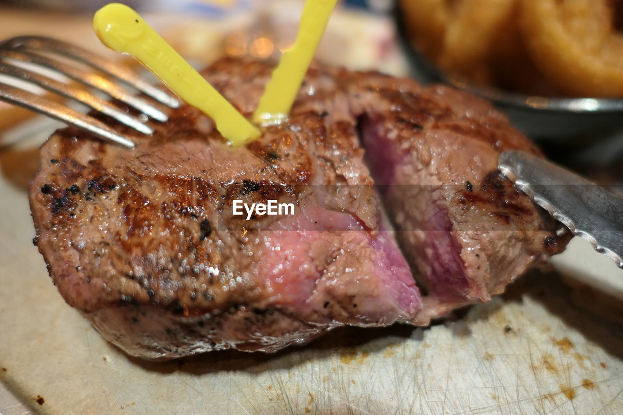 CLOSE-UP OF MEAT IN PLATE