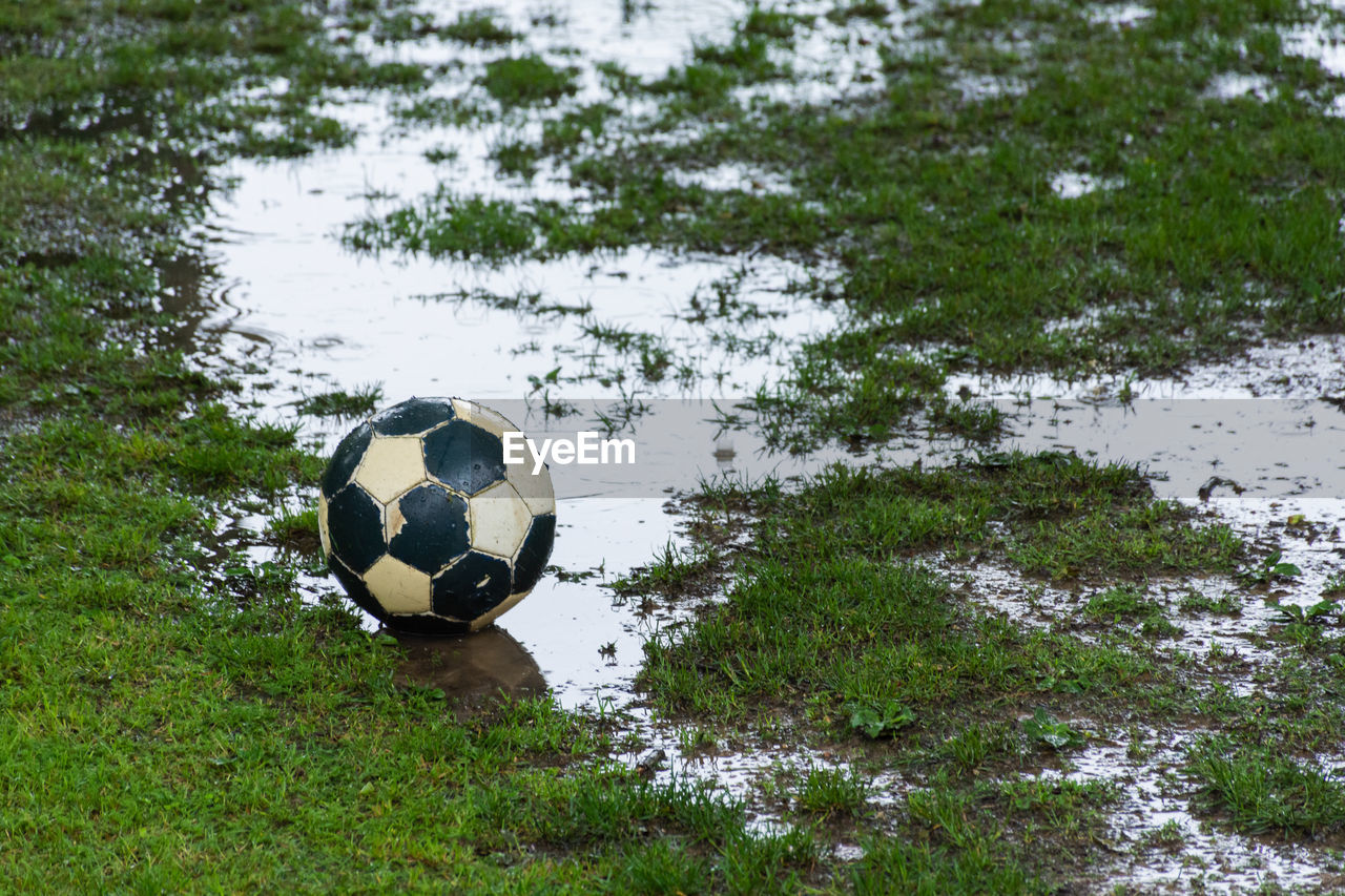 HIGH ANGLE VIEW OF SOCCER BALL