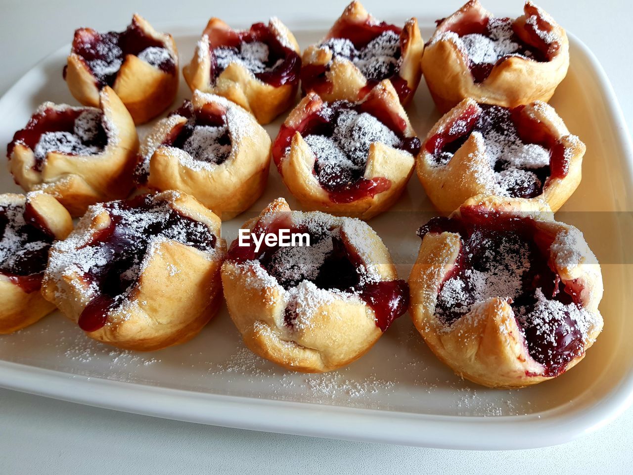 HIGH ANGLE VIEW OF DESSERT IN PLATE