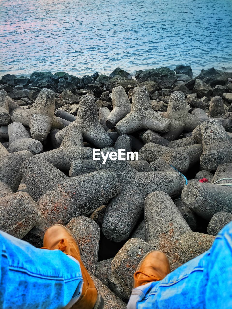 HIGH ANGLE VIEW OF PEBBLES ON BEACH