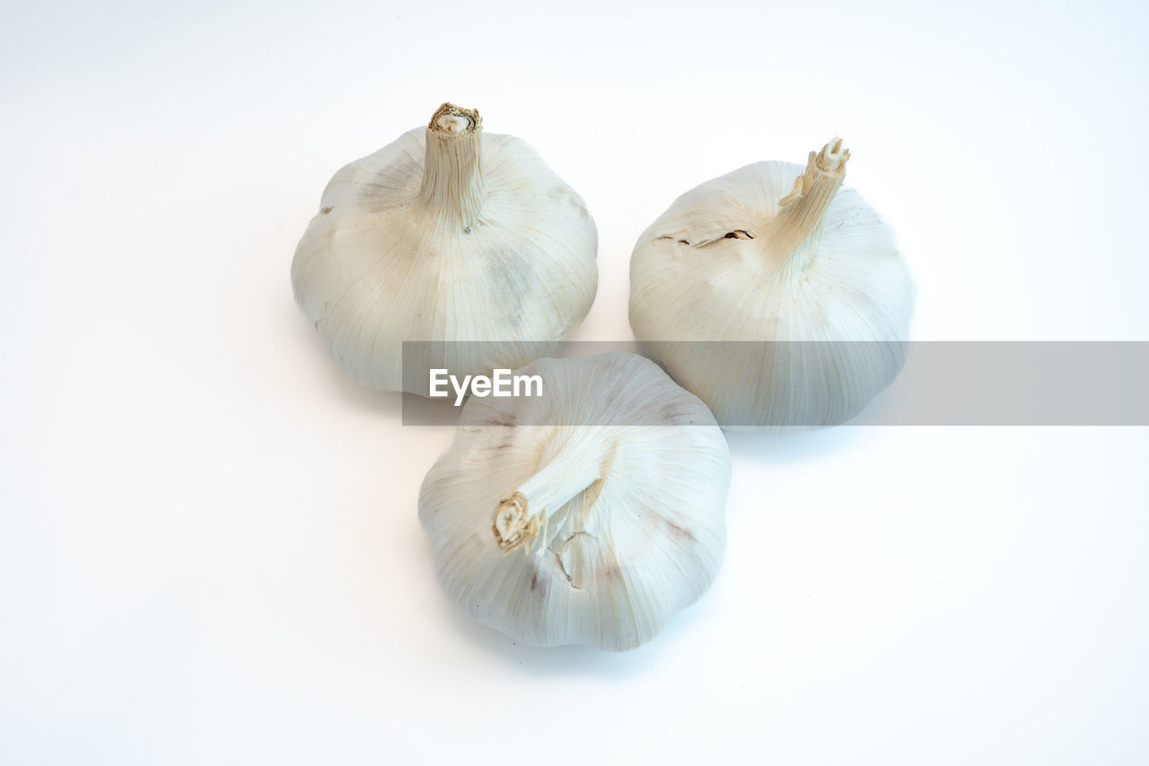garlic, food and drink, food, vegetable, garlic bulb, ingredient, spice, produce, plant, freshness, wellbeing, healthy eating, indoors, studio shot, garlic clove, white, no people, still life, onion, flower, raw food, cut out, close-up, group of objects
