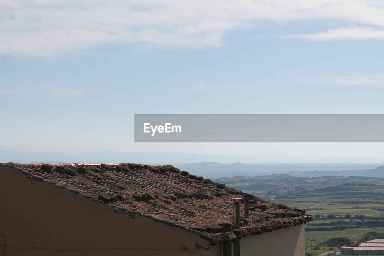 SCENIC VIEW OF LANDSCAPE AND MOUNTAIN AGAINST SKY