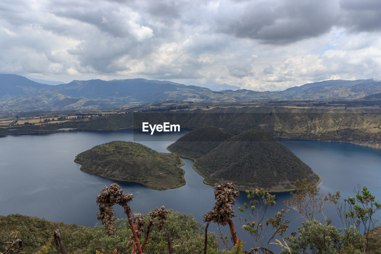 SCENIC VIEW OF LAKE BY MOUNTAIN AGAINST SKY