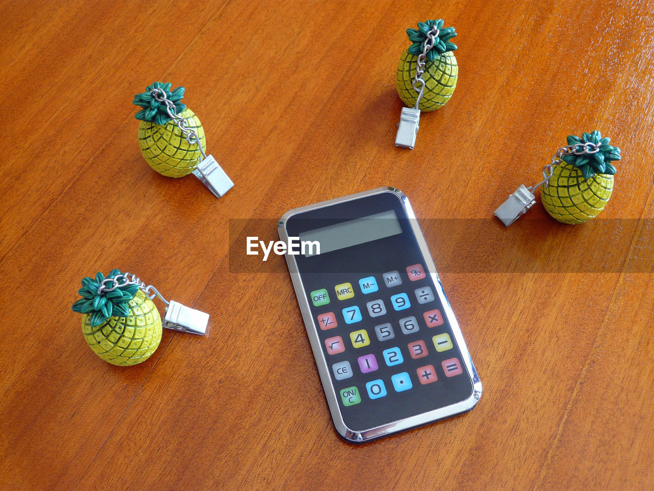 HIGH ANGLE VIEW OF SMART PHONE AND TEXT ON WOOD