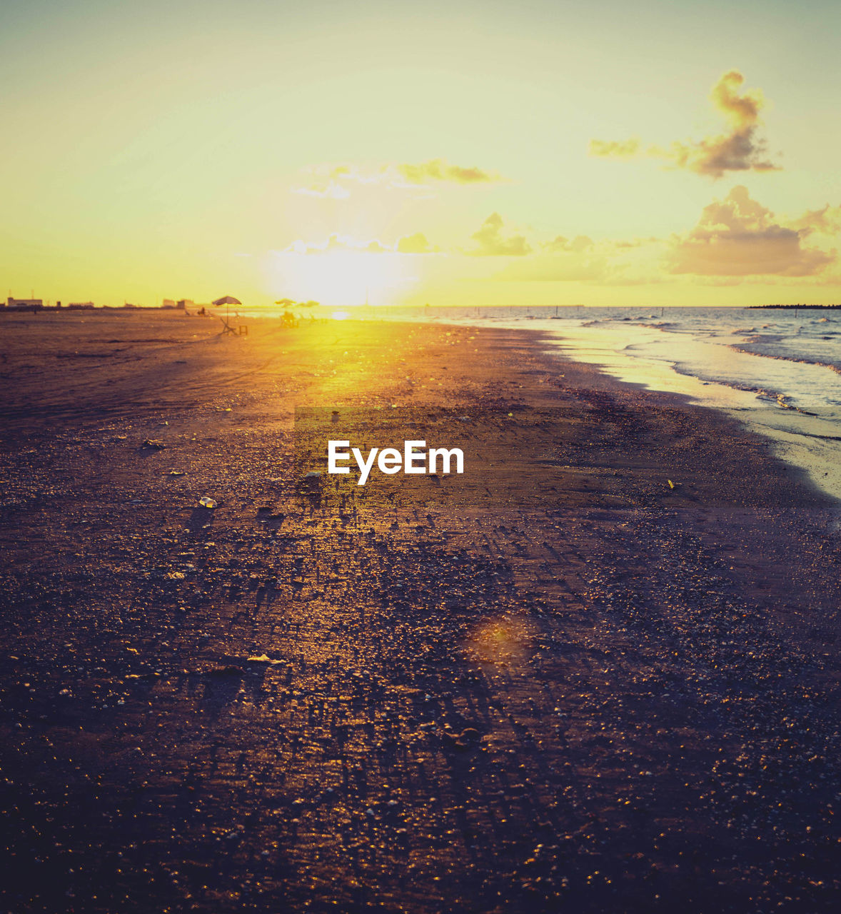 SCENIC VIEW OF SEA AGAINST SKY AT SUNSET