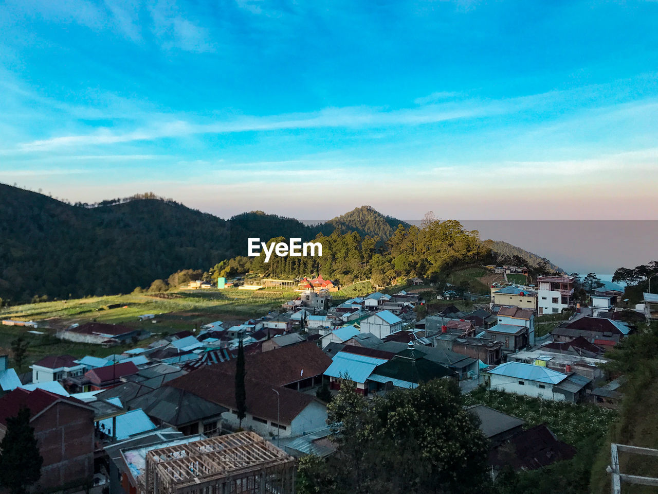 HIGH ANGLE VIEW OF TOWNSCAPE AND BUILDINGS AGAINST SKY