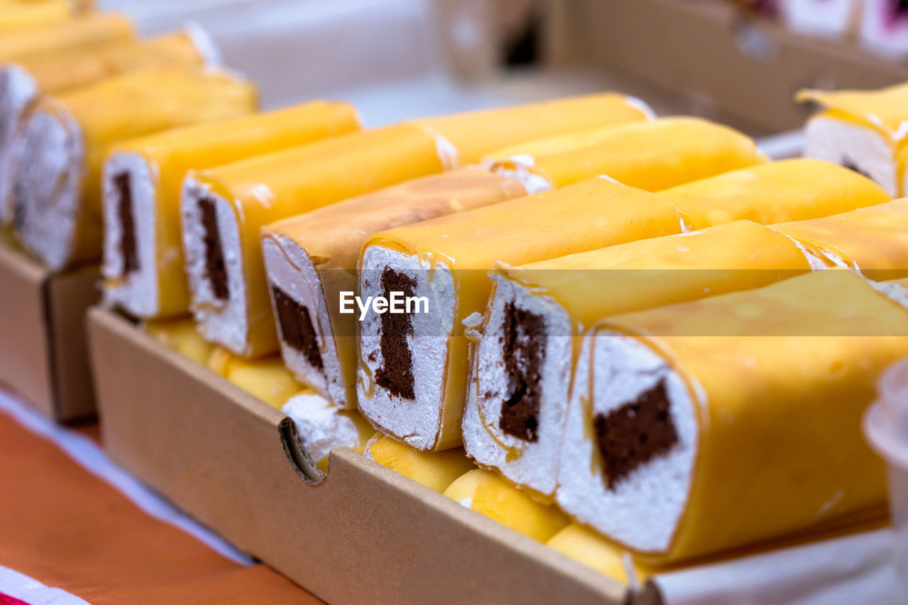 CLOSE-UP OF CAKE ON TABLE