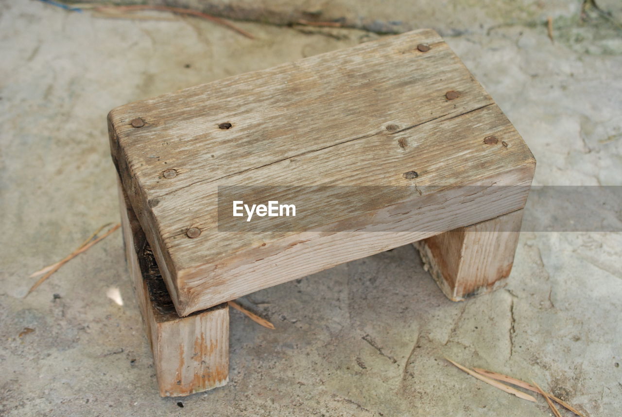 HIGH ANGLE VIEW OF WEATHERED WOOD ON TABLE