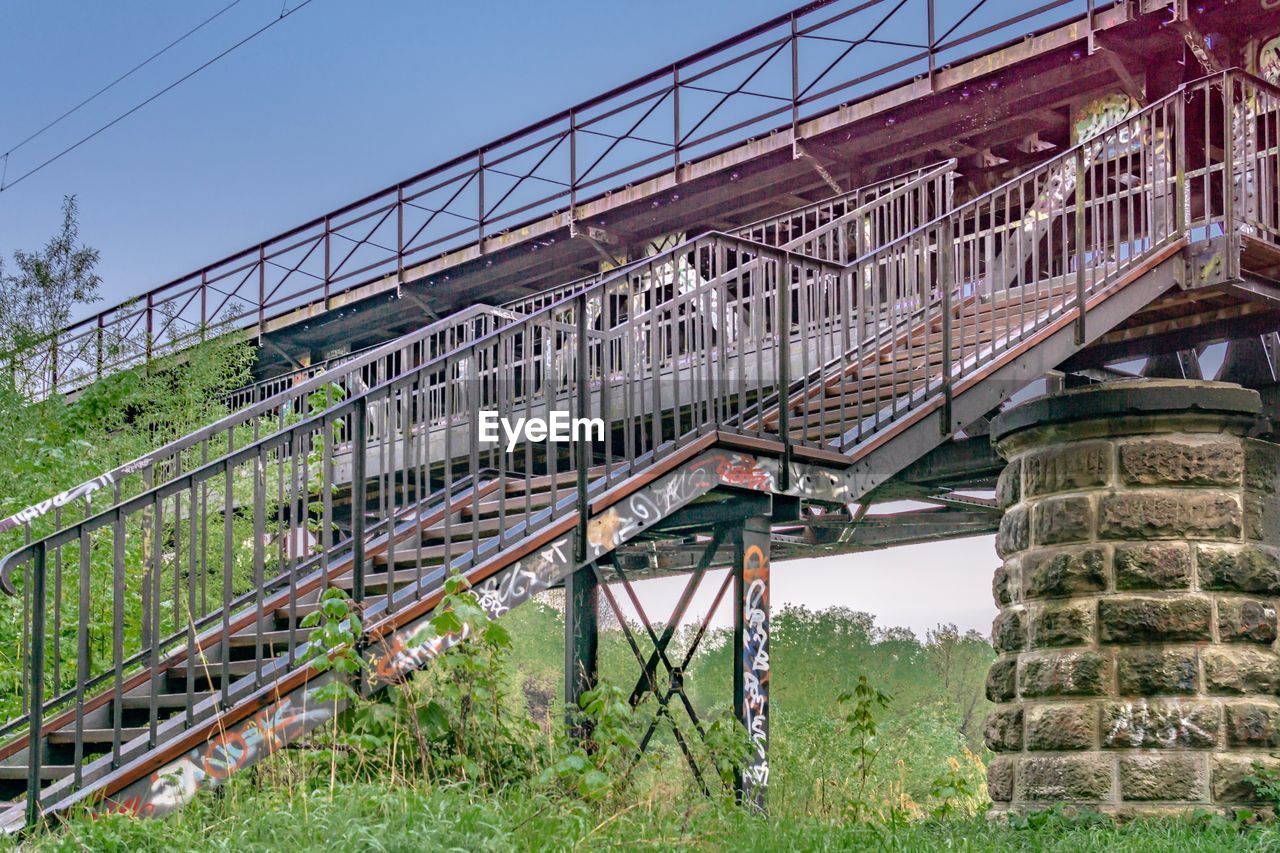 LOW ANGLE VIEW OF RAILWAY BRIDGE AGAINST SKY