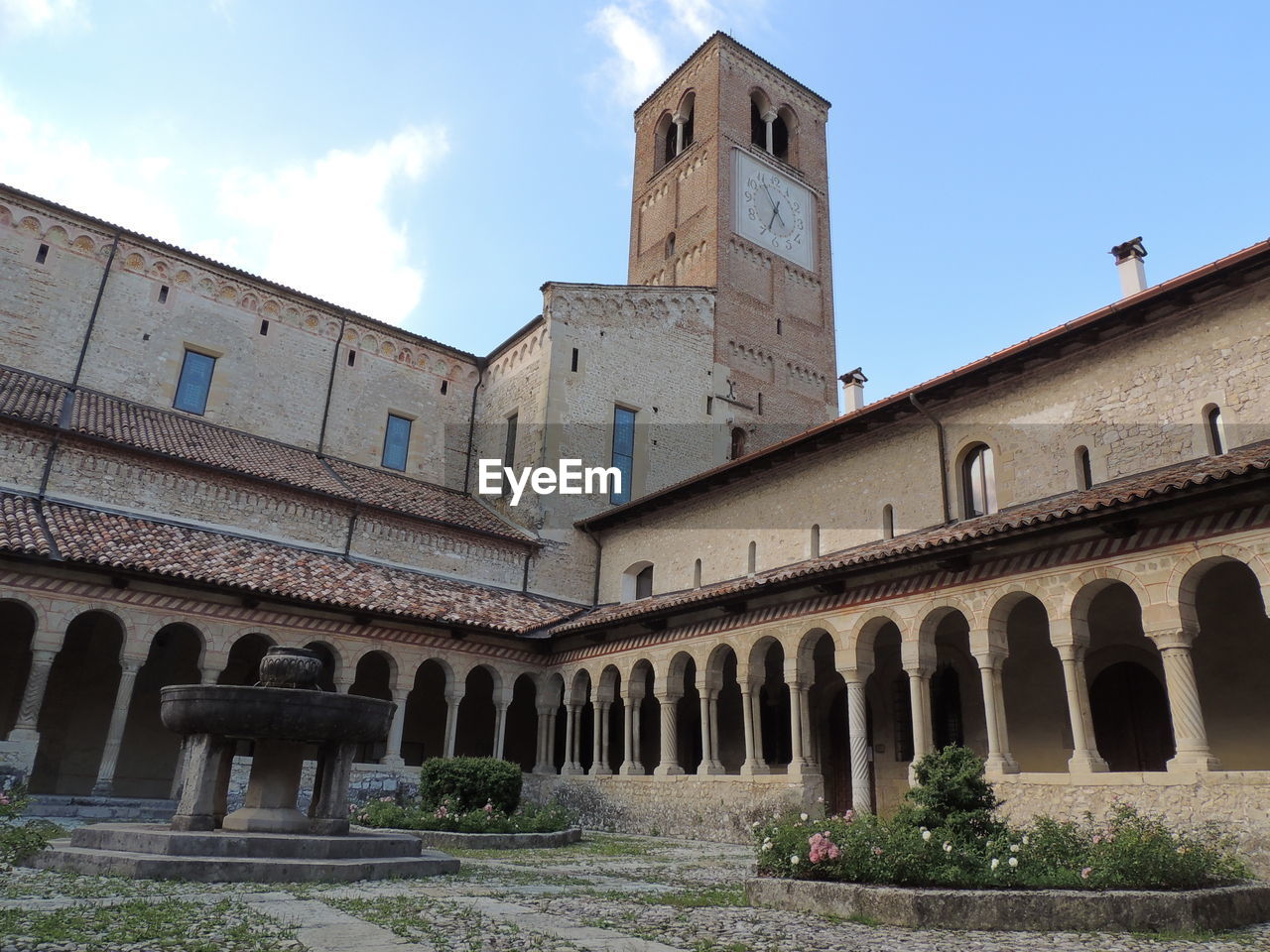 LOW ANGLE VIEW OF HISTORICAL BUILDING