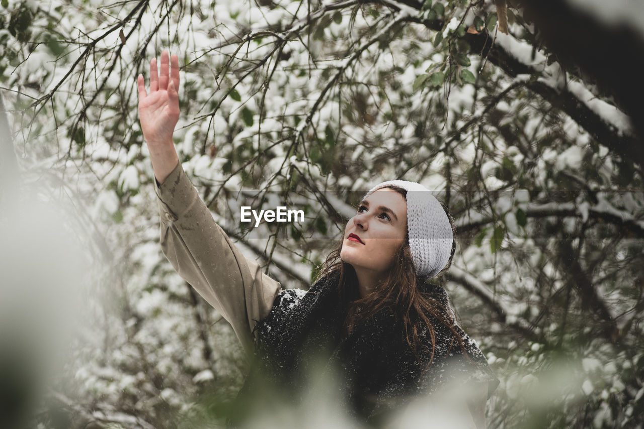 PORTRAIT OF YOUNG WOMAN IN WINTER