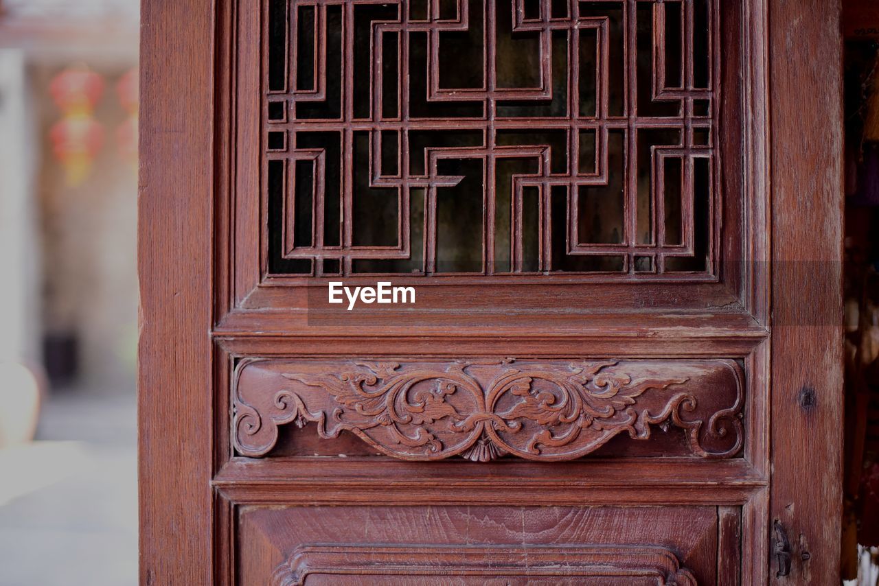 CLOSE-UP OF CLOSED DOOR ON BUILDING