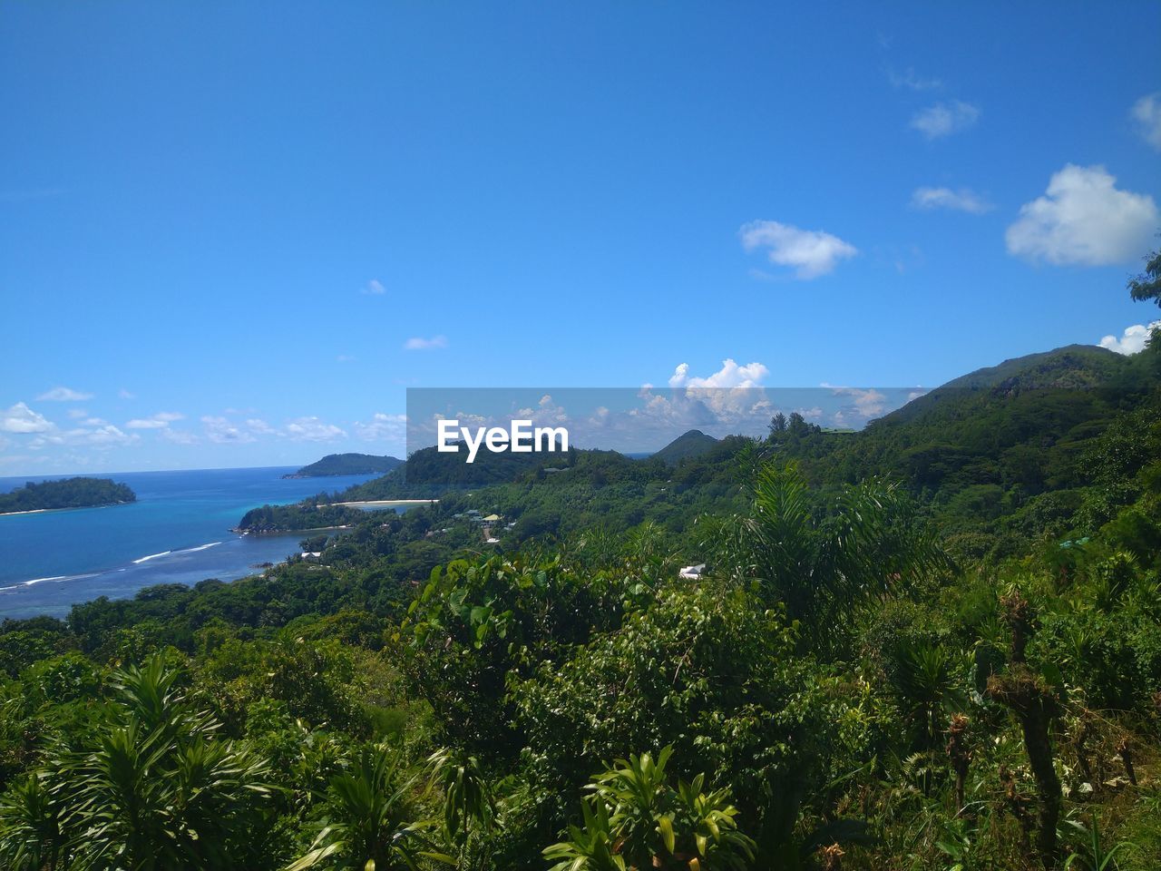 SCENIC VIEW OF SEA BY MOUNTAINS AGAINST SKY