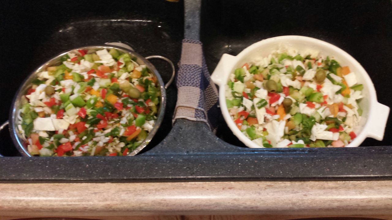 CLOSE-UP OF FOOD IN BOWL