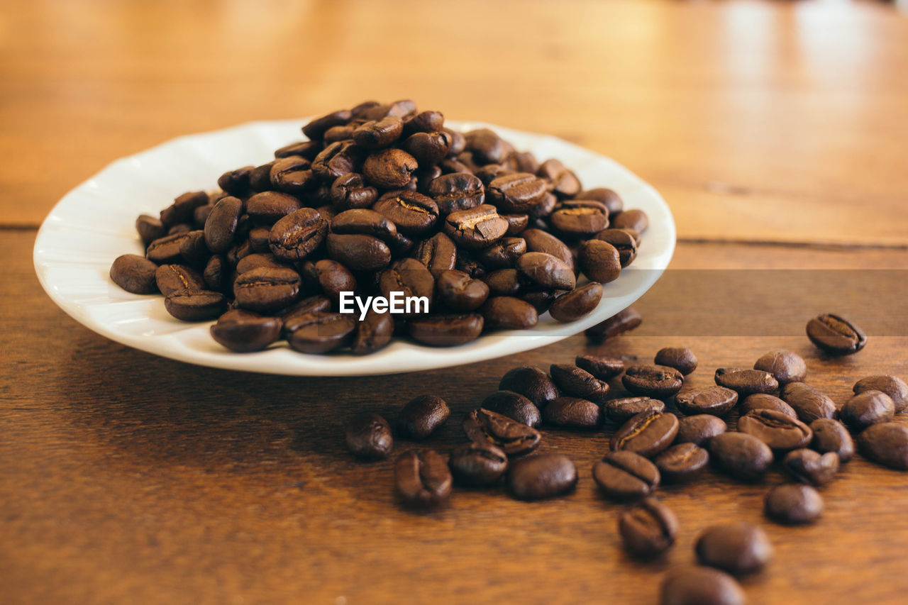 CLOSE-UP OF COFFEE BEANS IN BOWL