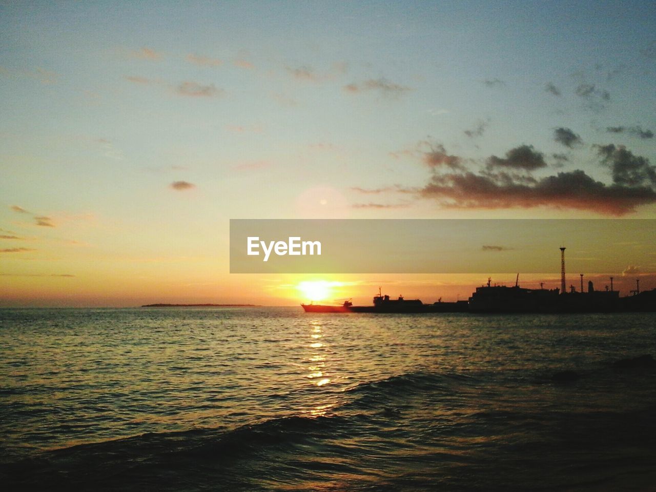 VIEW OF SEA AGAINST SKY DURING SUNSET