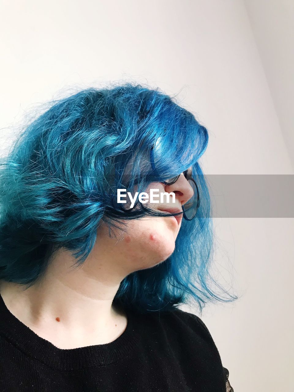 CLOSE-UP PORTRAIT OF A YOUNG WOMAN IN BLUE EYE