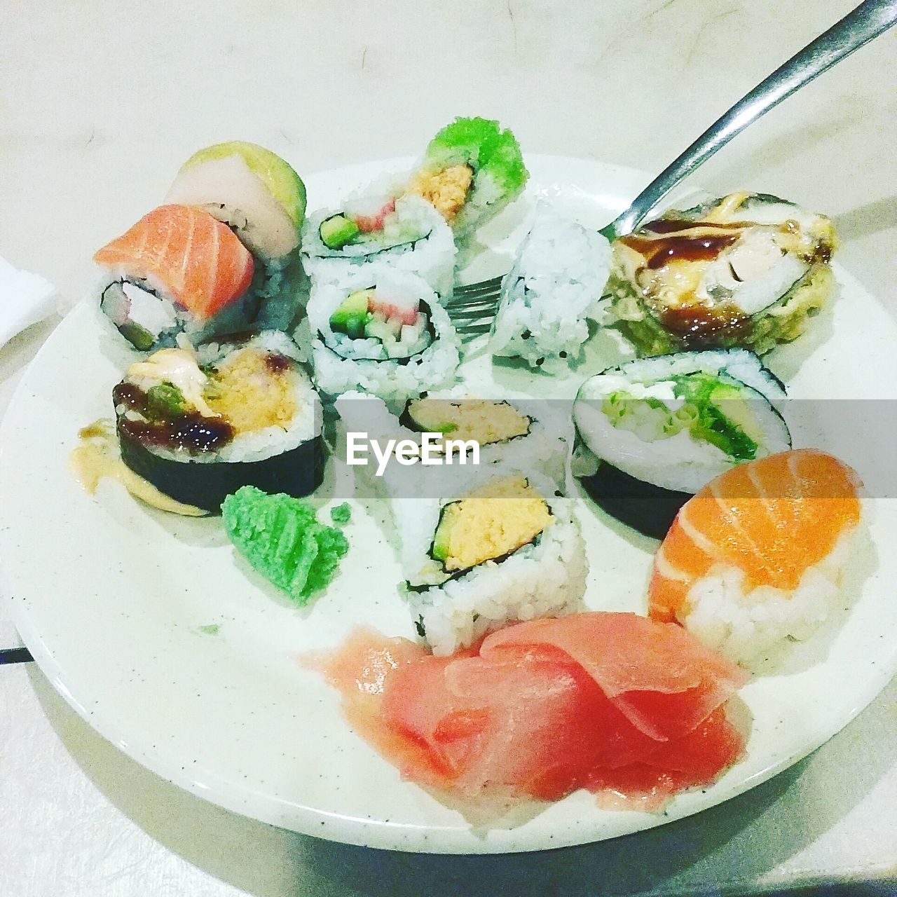 HIGH ANGLE VIEW OF FOOD IN PLATE