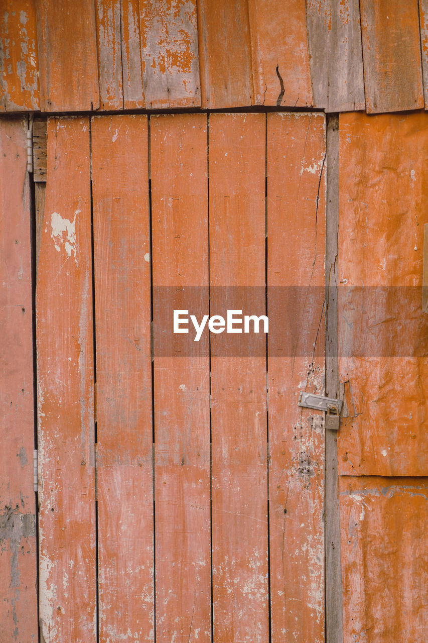 FULL FRAME SHOT OF WEATHERED DOOR
