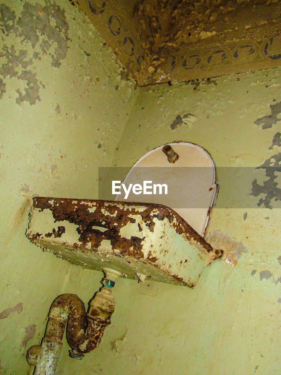 CLOSE-UP OF RUSTY MACHINE IN ABANDONED