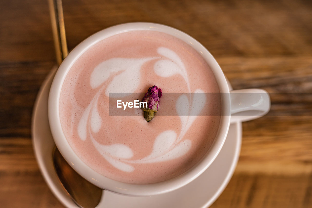 HIGH ANGLE VIEW OF COFFEE CUP WITH TEA