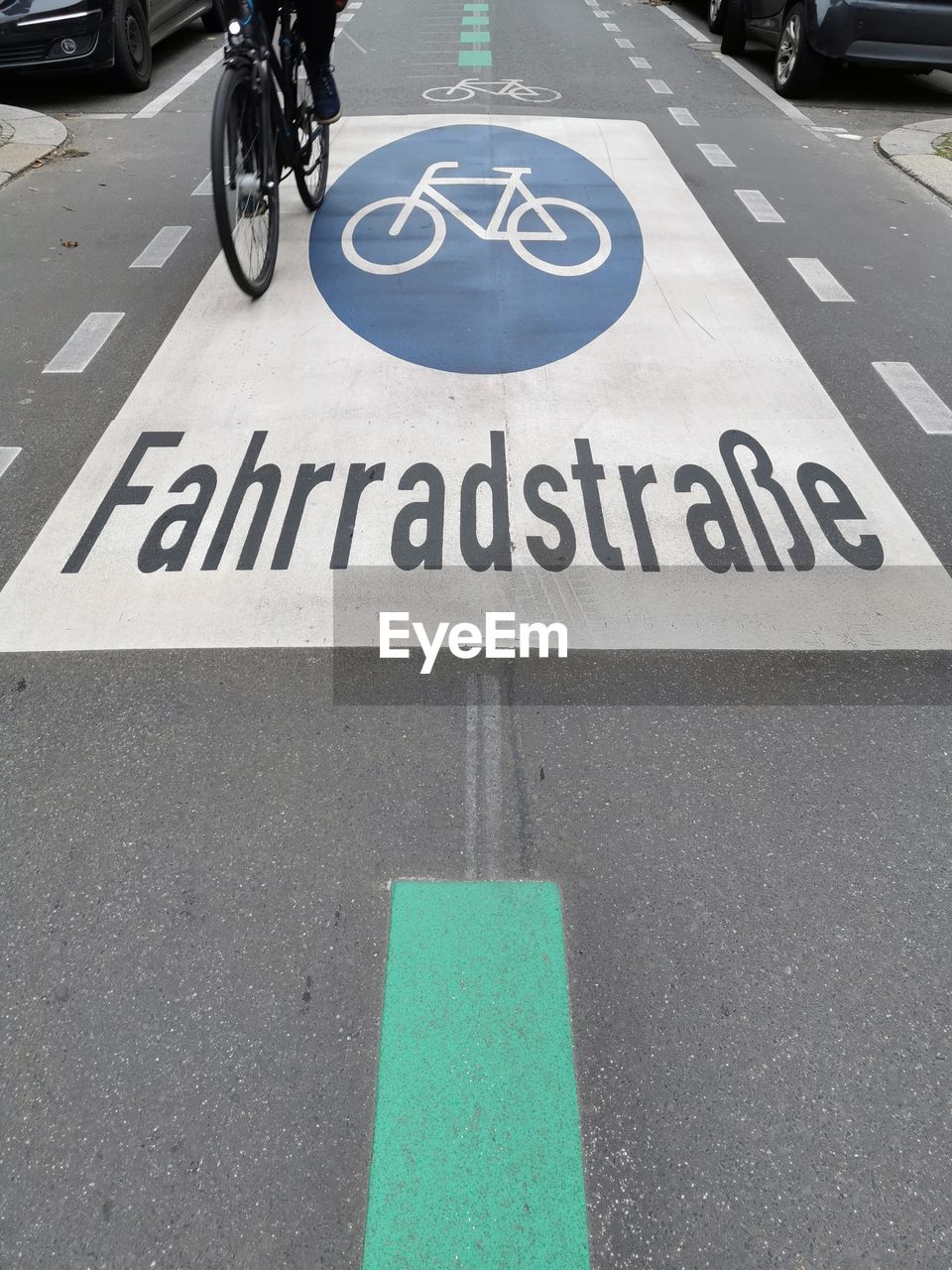 HIGH ANGLE VIEW OF BICYCLE SIGN ON STREET