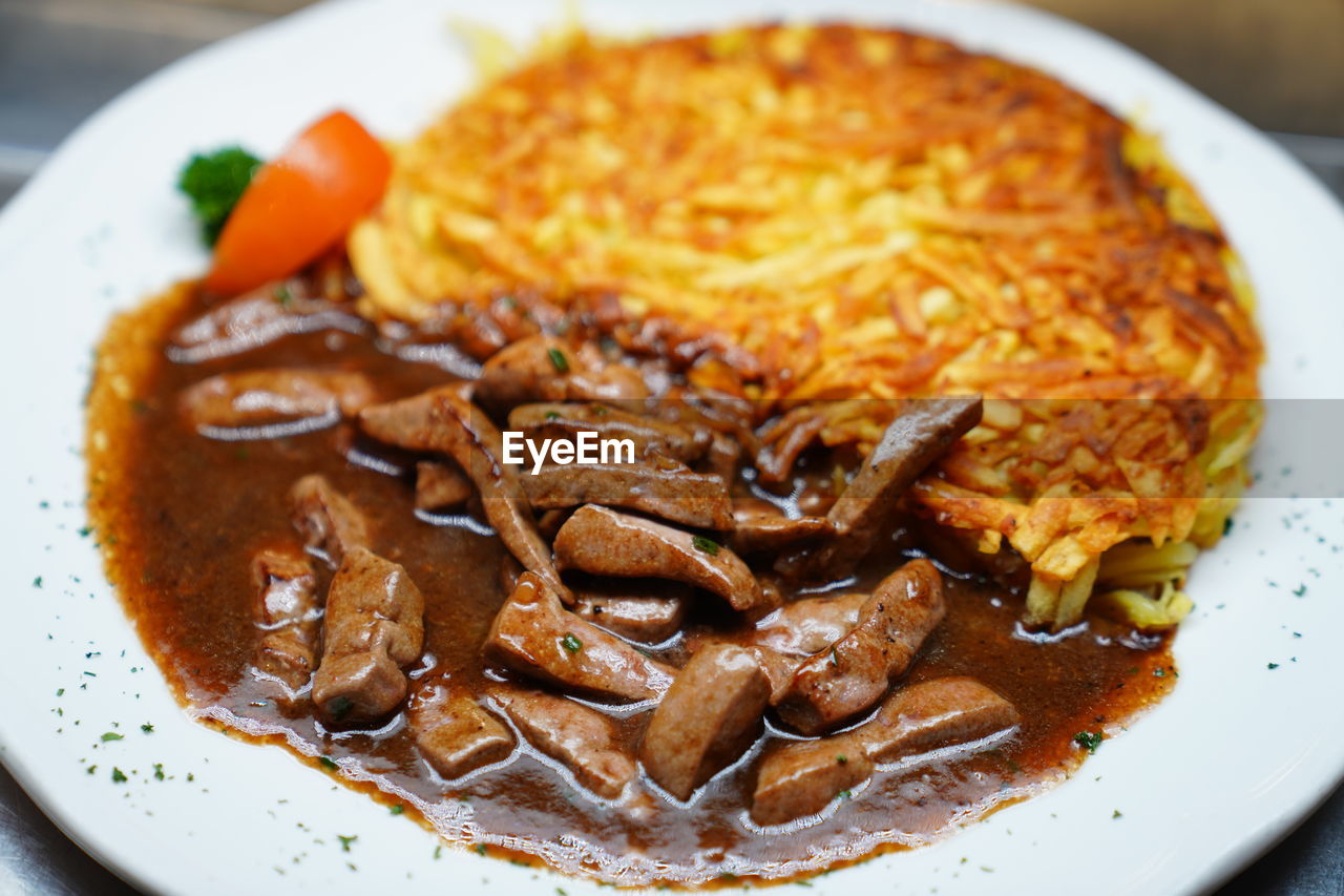 HIGH ANGLE VIEW OF FOOD IN PLATE