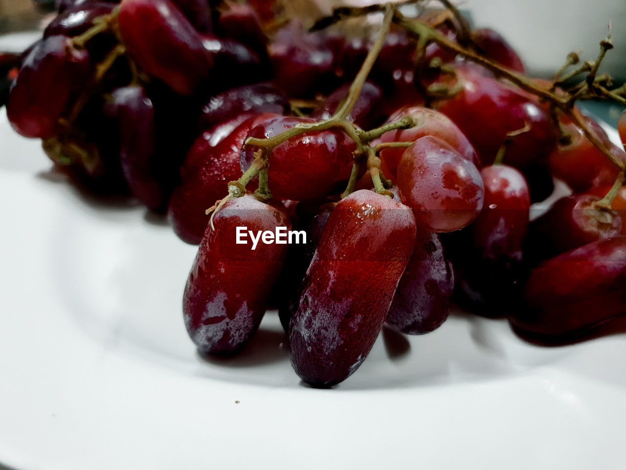 CLOSE-UP OF CHERRIES IN PLATE