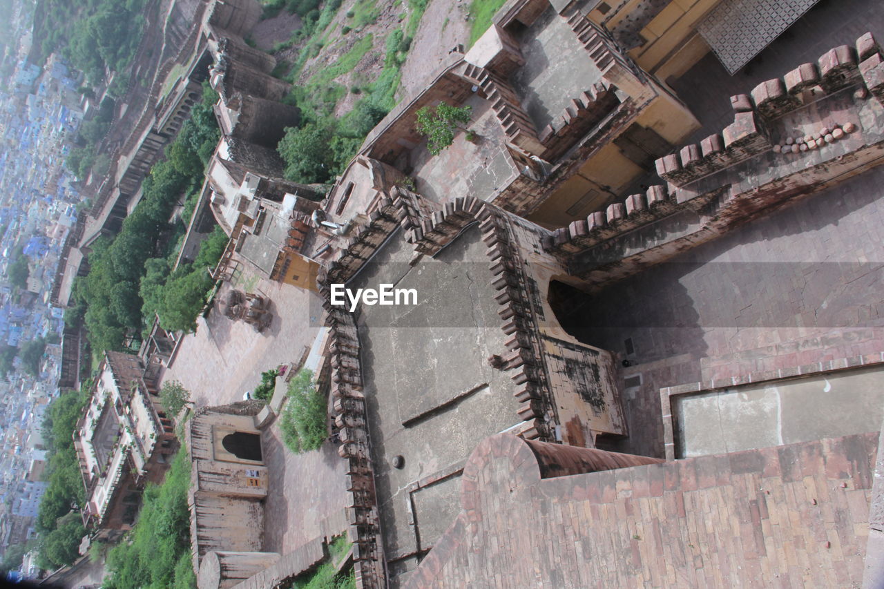 HIGH ANGLE VIEW OF OLD BUILDING AMIDST BUILDINGS