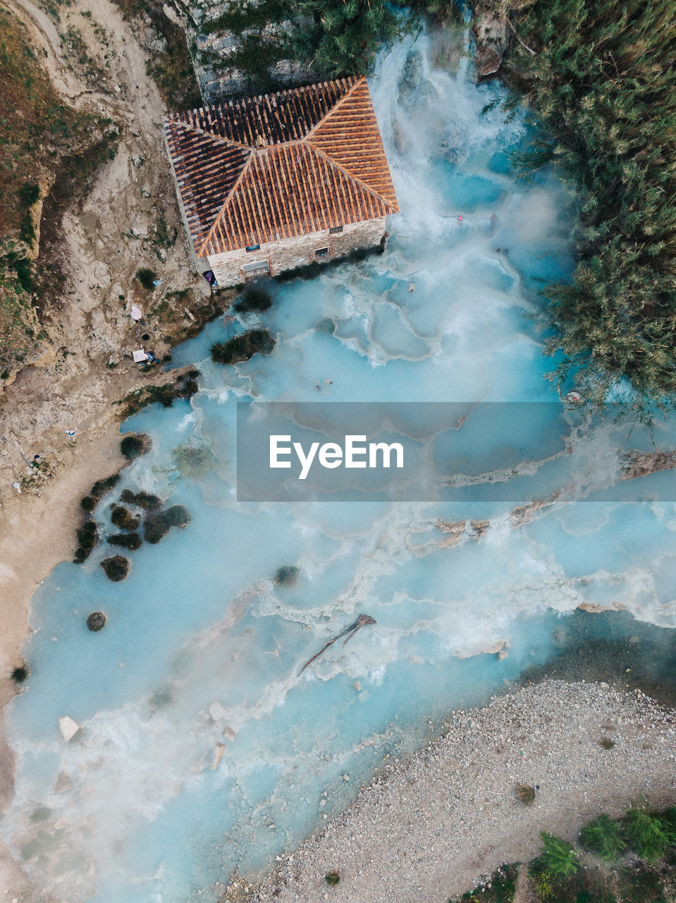 HIGH ANGLE VIEW OF SWIMMING POOL AGAINST SEA