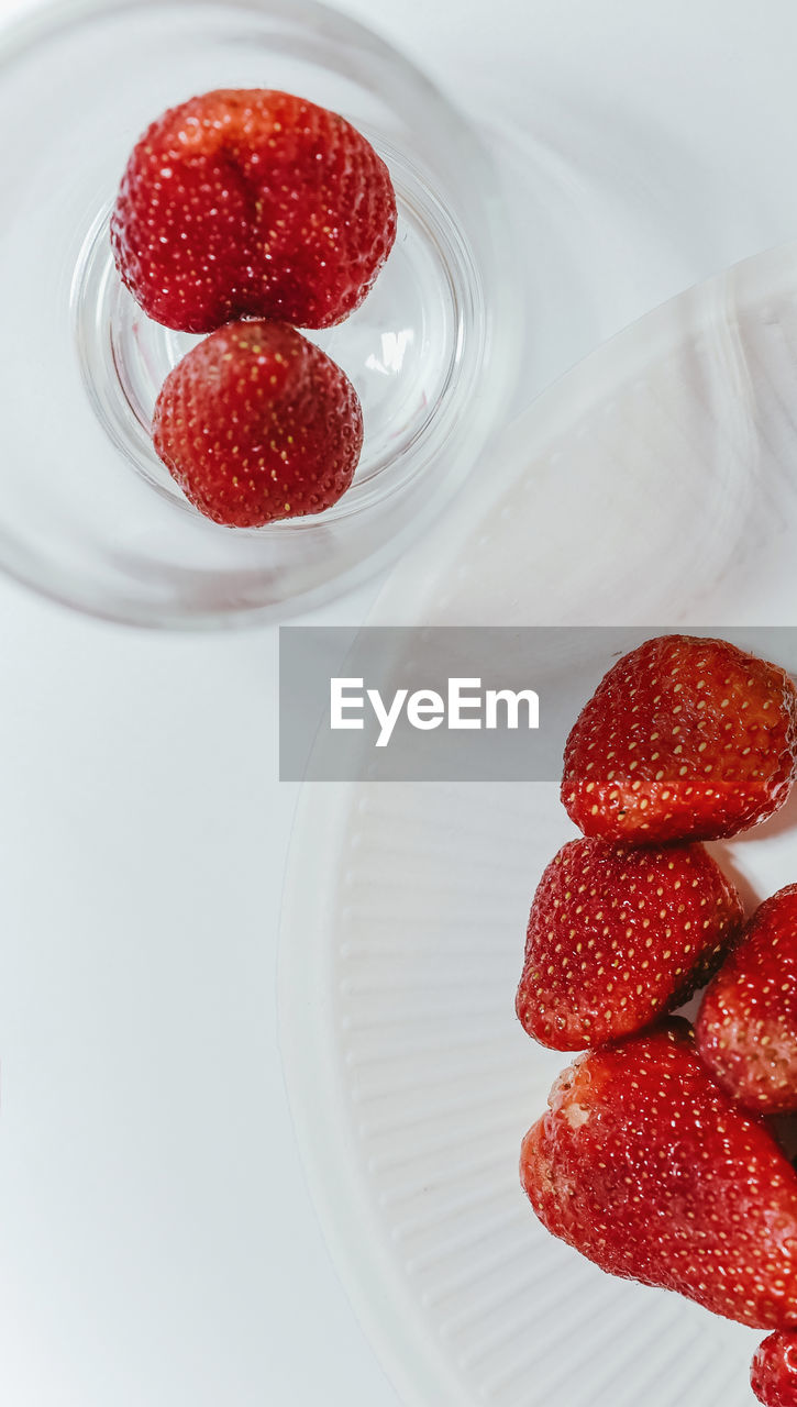 CLOSE-UP OF STRAWBERRIES IN PLATE
