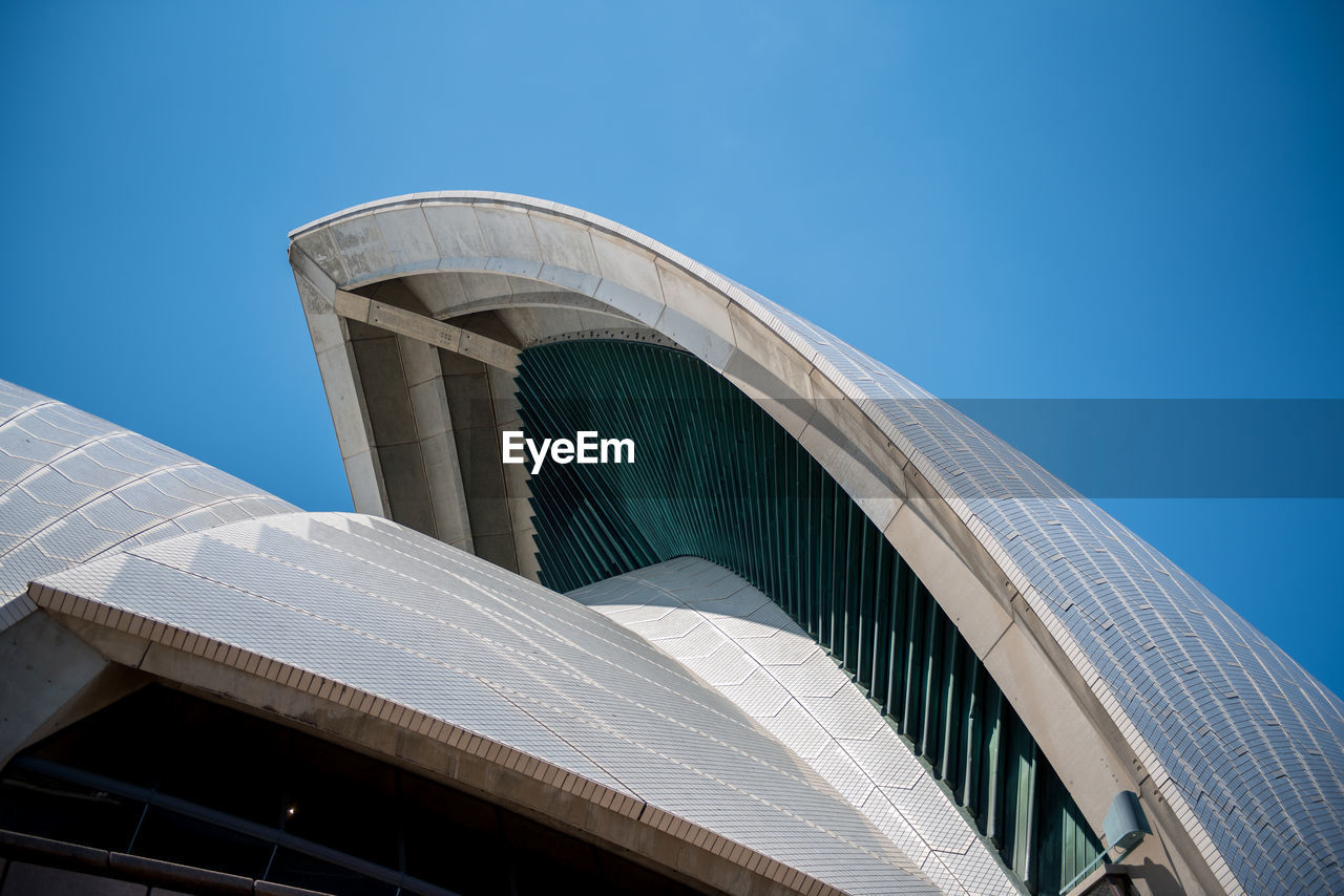 LOW ANGLE VIEW OF BUILDING AGAINST CLEAR BLUE SKY