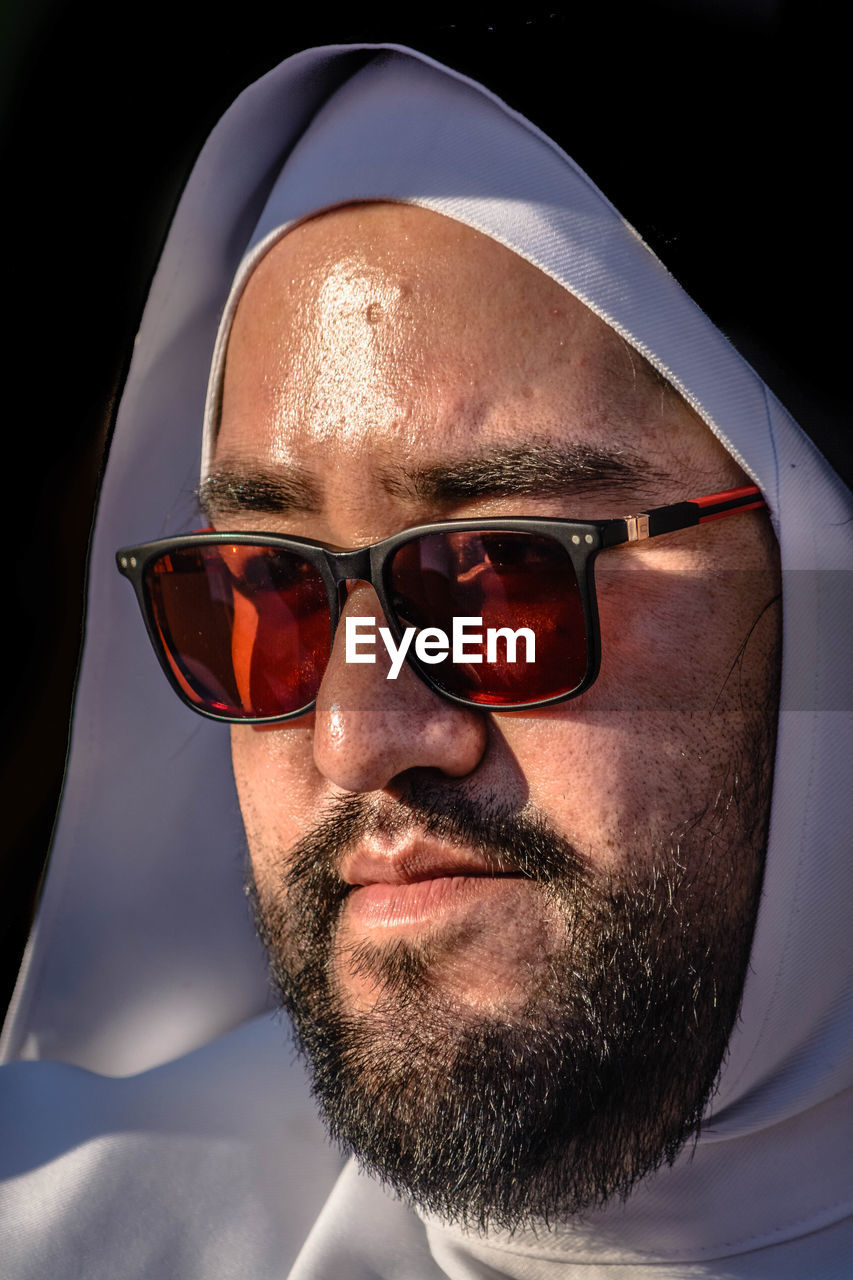 PORTRAIT OF A MAN WEARING SUNGLASSES