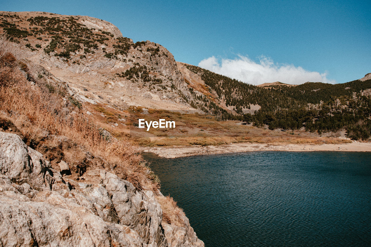 SCENIC VIEW OF SEA AND MOUNTAIN AGAINST SKY