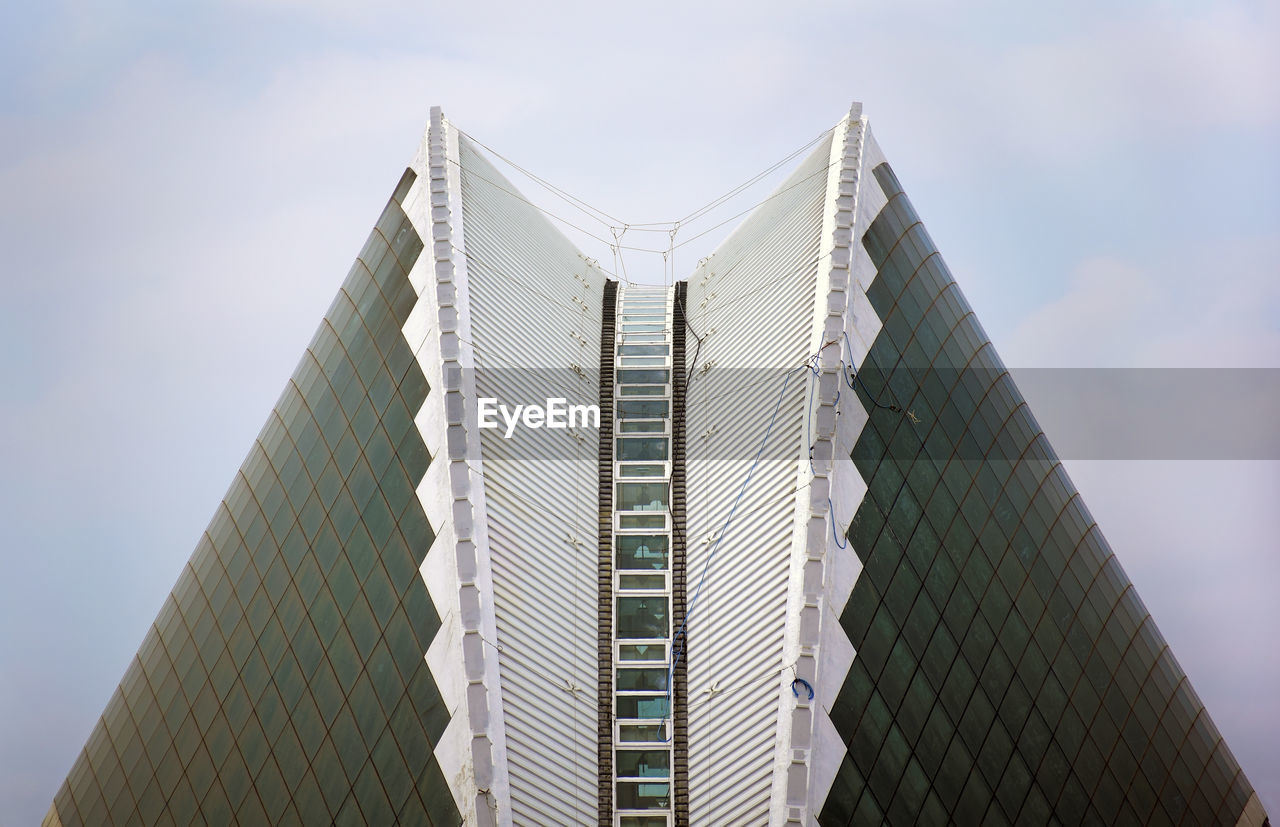 LOW ANGLE VIEW OF MODERN BUILDINGS AGAINST SKY