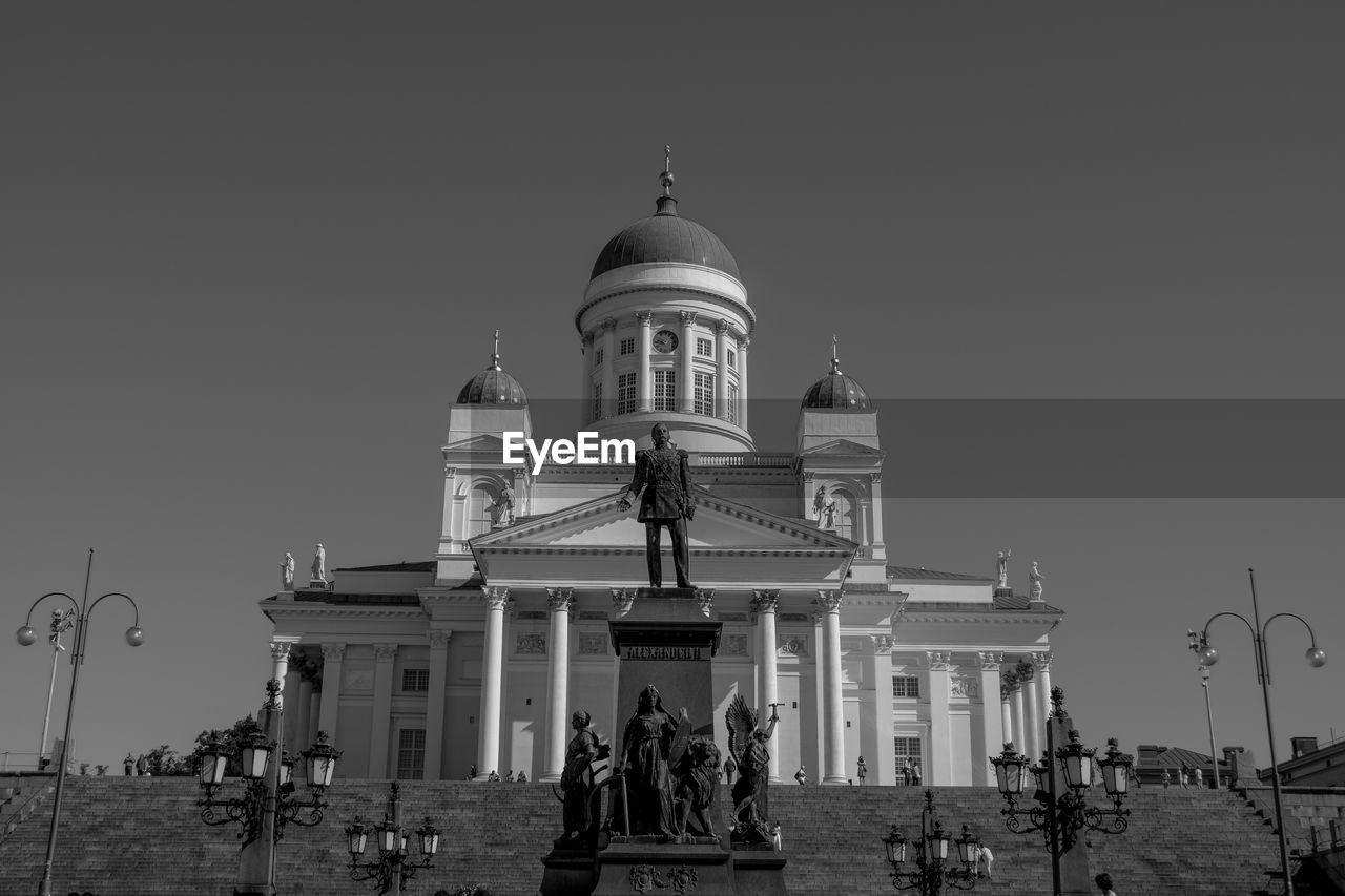 architecture, built structure, building exterior, sky, dome, travel destinations, black and white, group of people, landmark, religion, place of worship, travel, nature, belief, building, tourism, monochrome, government, clear sky, monochrome photography, history, spirituality, the past, large group of people, city, outdoors, crowd, tower, men