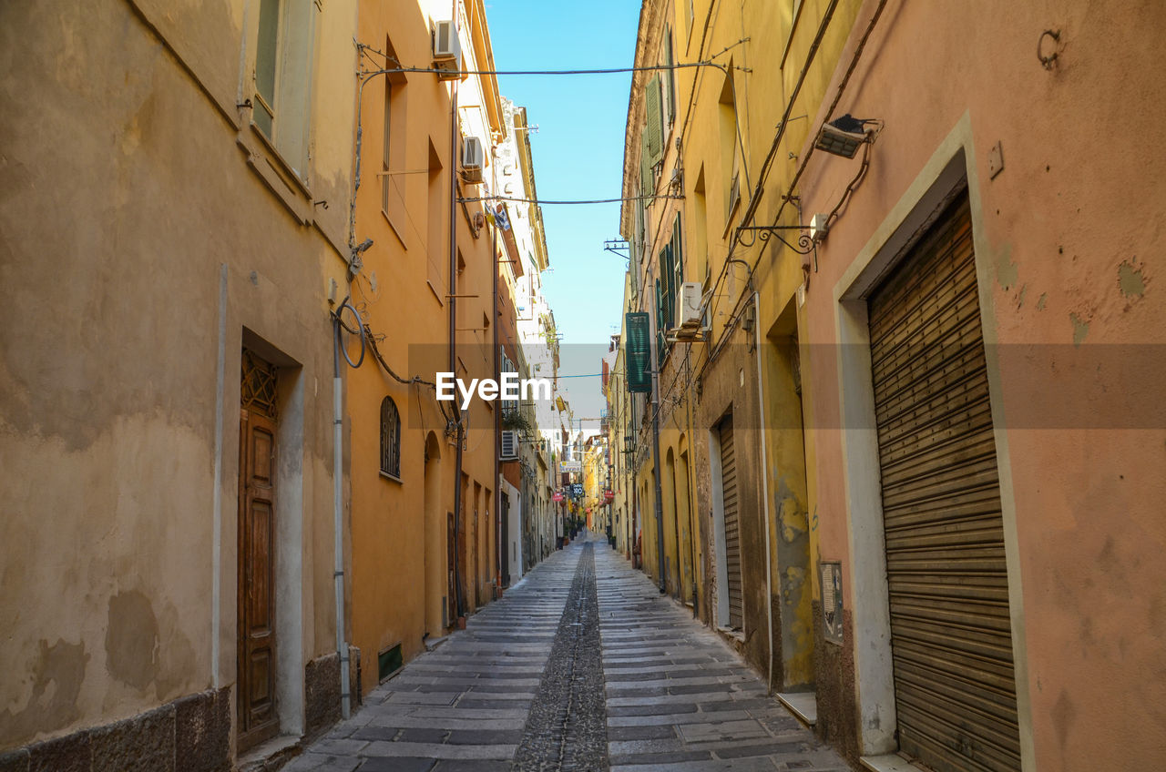 Narrow alley amidst buildings in city