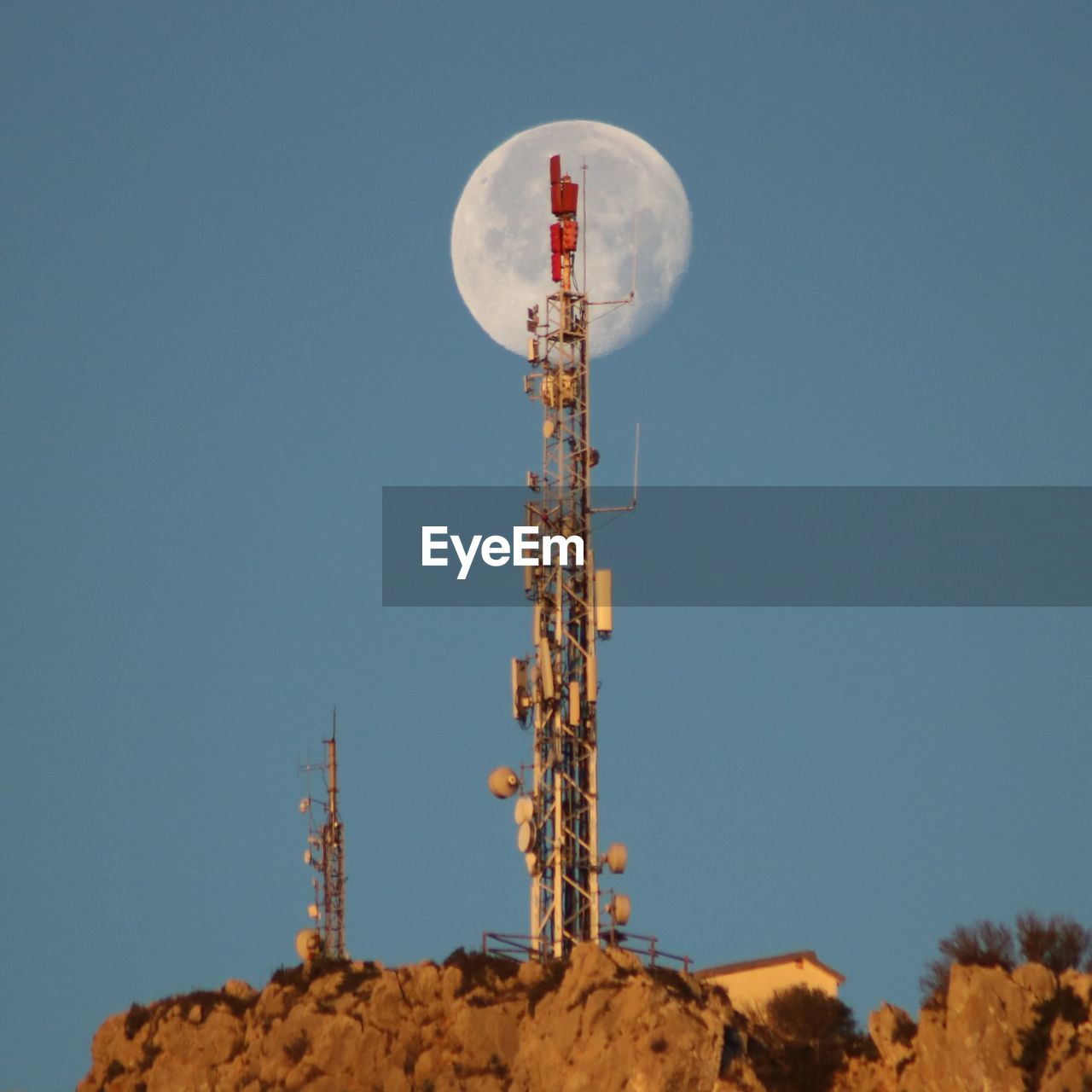 LOW ANGLE VIEW OF TOWER AGAINST CLEAR SKY