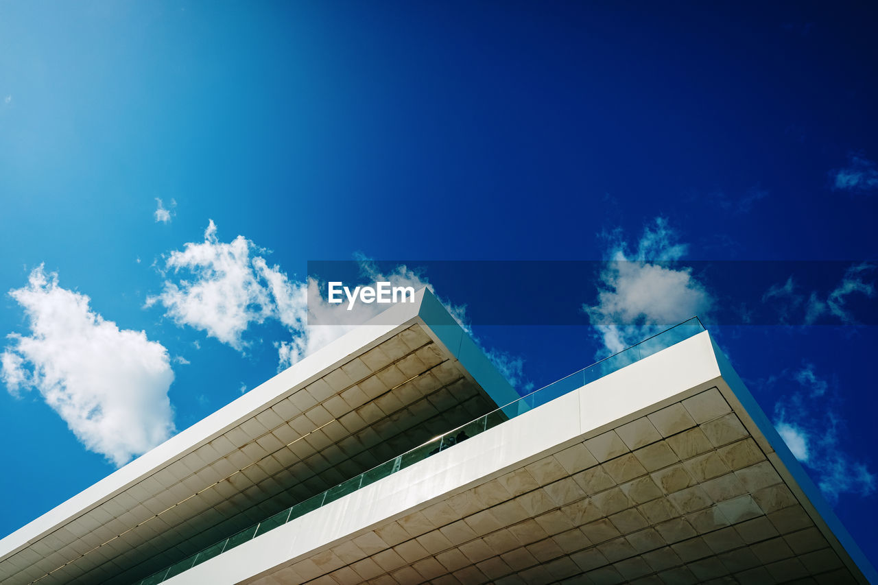 LOW ANGLE VIEW OF BUILDINGS AGAINST BLUE SKY