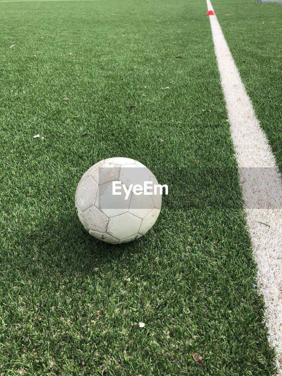 HIGH ANGLE VIEW OF BALL ON FIELD