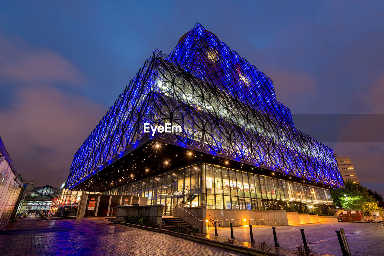 LOW ANGLE VIEW OF ILLUMINATED BUILDINGS AT NIGHT