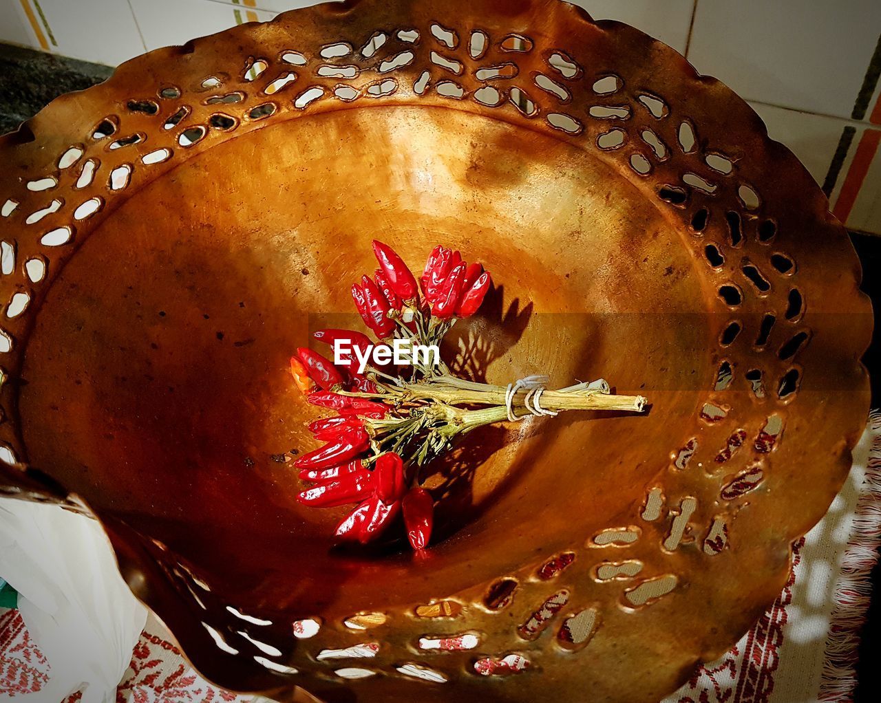 HIGH ANGLE VIEW OF RED CHILI ON TABLE