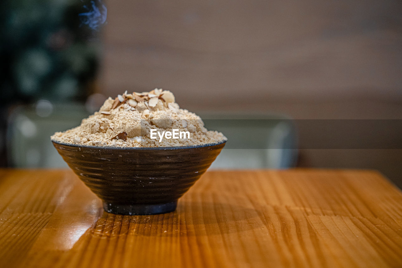 CLOSE-UP OF ICE CREAM IN BOWL