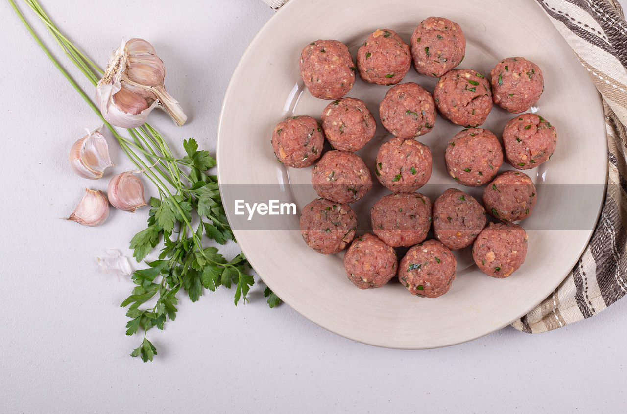 HIGH ANGLE VIEW OF MEAT IN CONTAINER ON TABLE